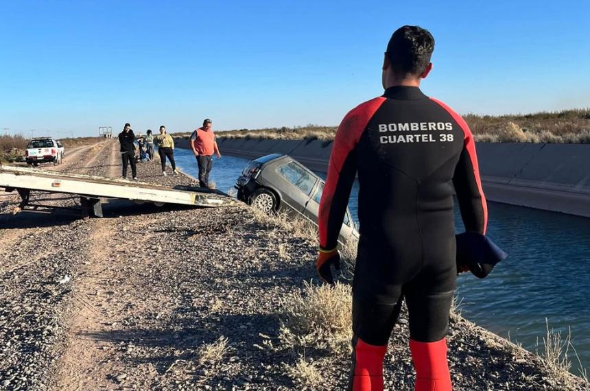 Un auto cayoacute a un canal en 25 de Mayo y lo sacaron los Bomberos