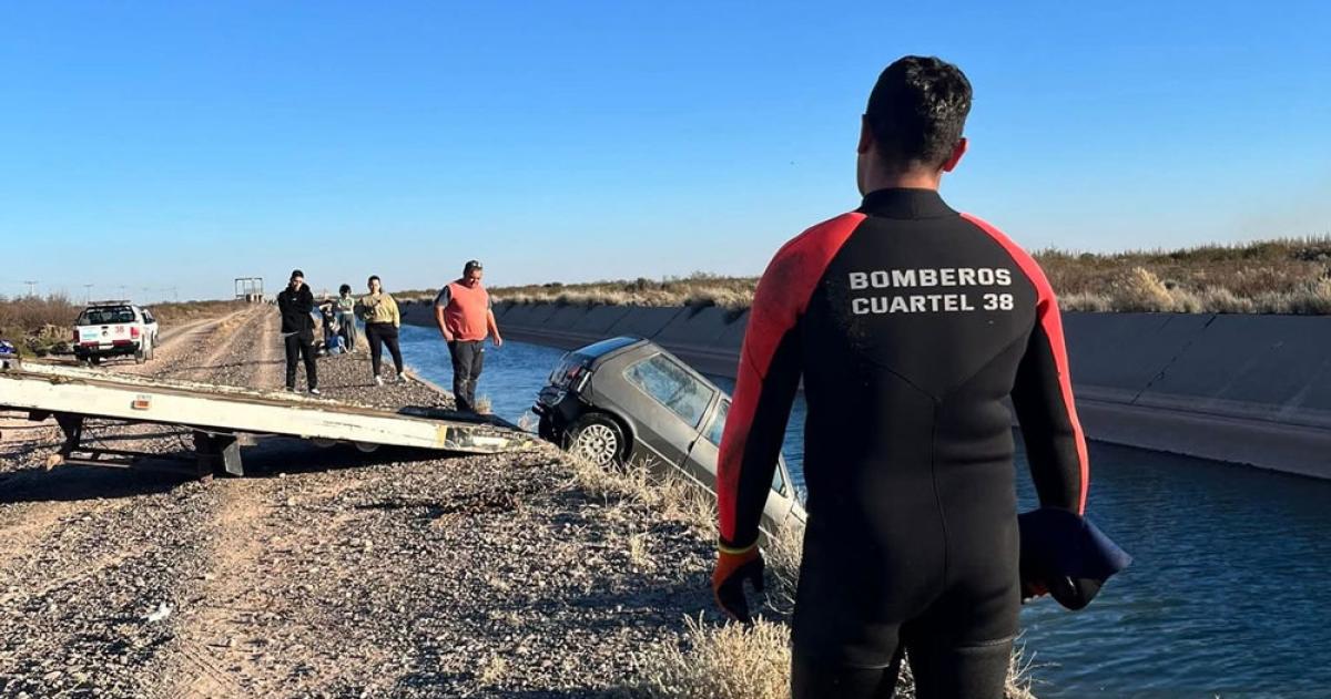 Un auto cayoacute a un canal en 25 de Mayo y lo sacaron los Bomberos
