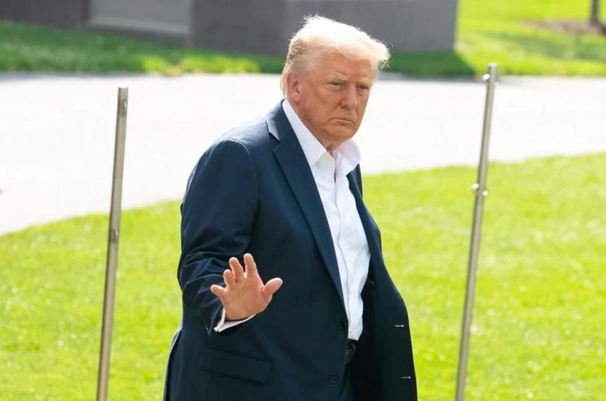 Trump confirmoacute que Estados Unidos suministraraacute misiles a Ucrania