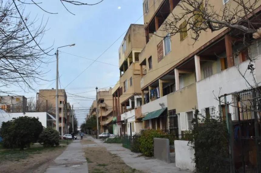 Dos hombres apuntildealados durante una pelea en el barrio Atuel