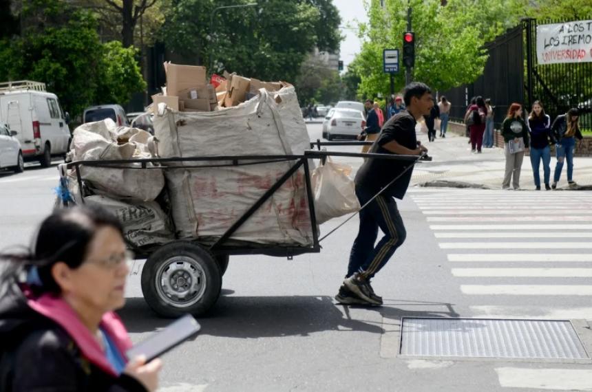 Cuaacutento necesita una familia tipo por mes para no ser pobre