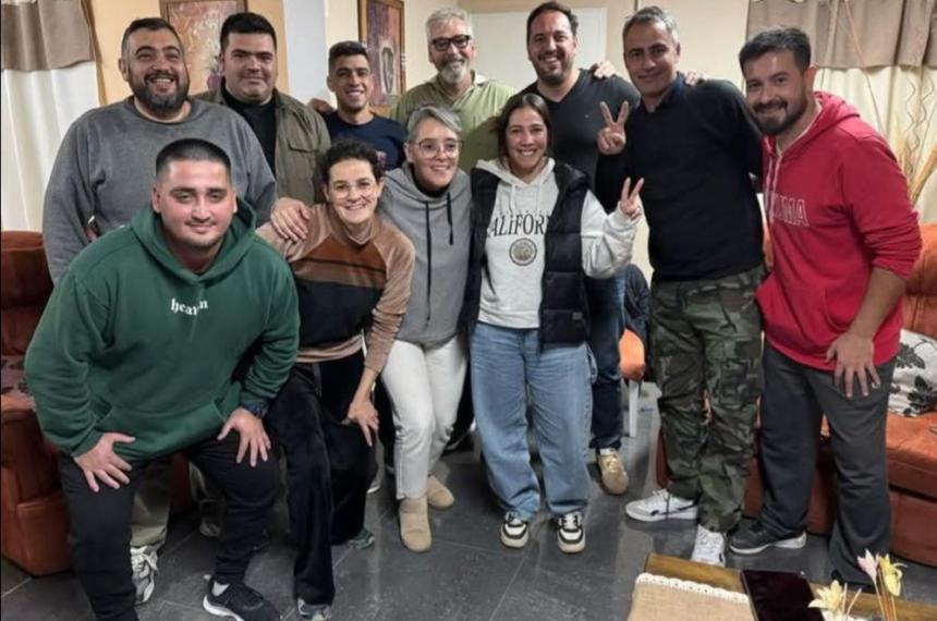 Sancionaron a policiacutea por tomar mate con di Naacutepoli- persecucioacuten poliacutetica