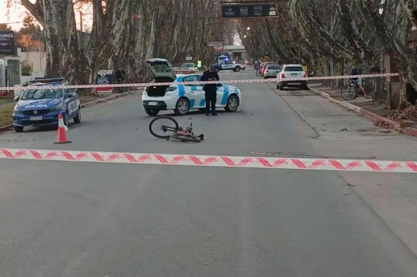 Un adolescente de 16 antildeos conduciacutea una camioneta y atropelloacute a un ciclista en Coacuterdoba- la viacutectima murioacute en el acto