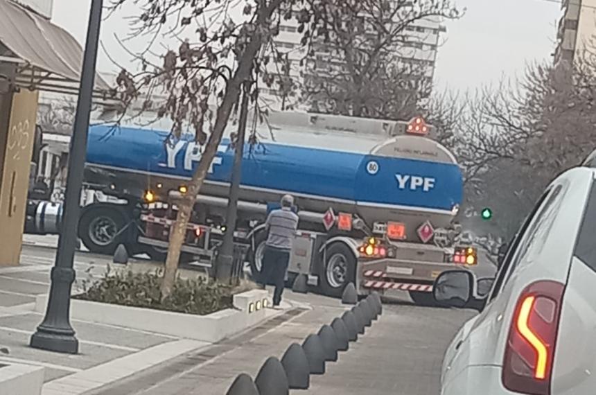 Un camioacuten de YPF se traboacute y tuvo que maniobrar para atravesar la semipeatonal