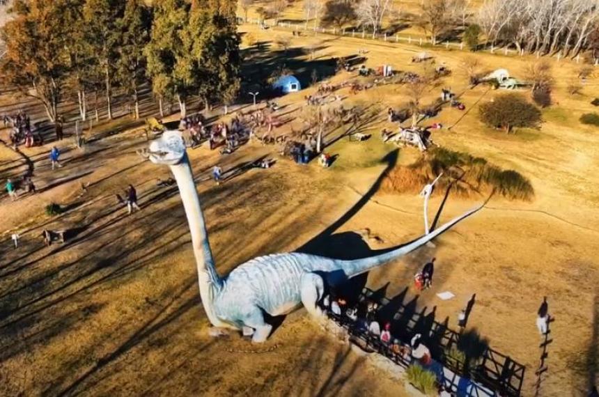 Sorpresa en Castex- un dinosaurio se movioacute en el Parque de la Prehistoria