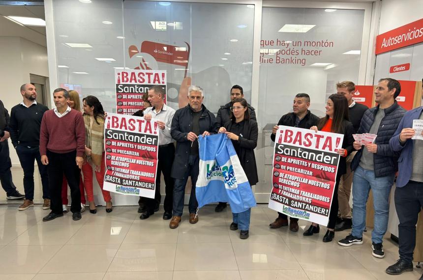 Trabajadores en otra jornada de lucha en el Banco Santander