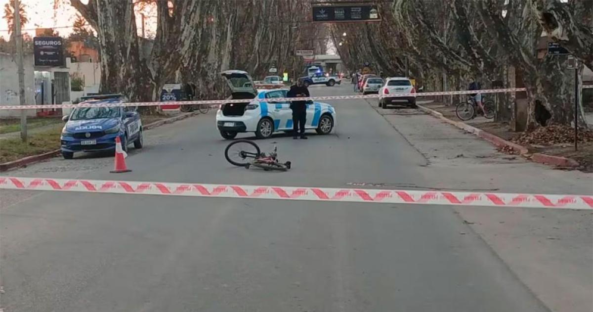 Un adolescente de 16 antildeos conduciacutea una camioneta y atropelloacute a un ciclista en Coacuterdoba- la viacutectima murioacute en el acto