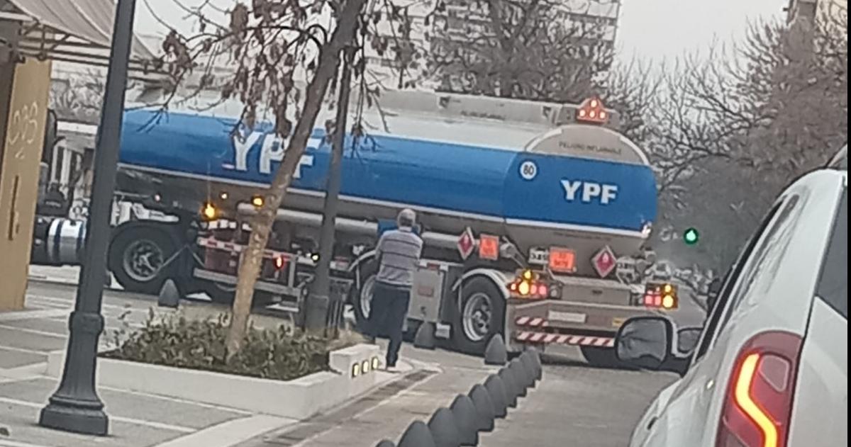 Un camioacuten de YPF se traboacute y tuvo que maniobrar para atravesar la semipeatonal