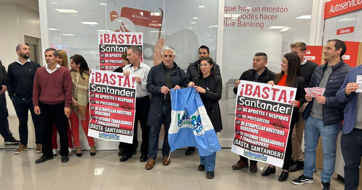 Trabajadores en otra jornada de lucha en el Banco Santander