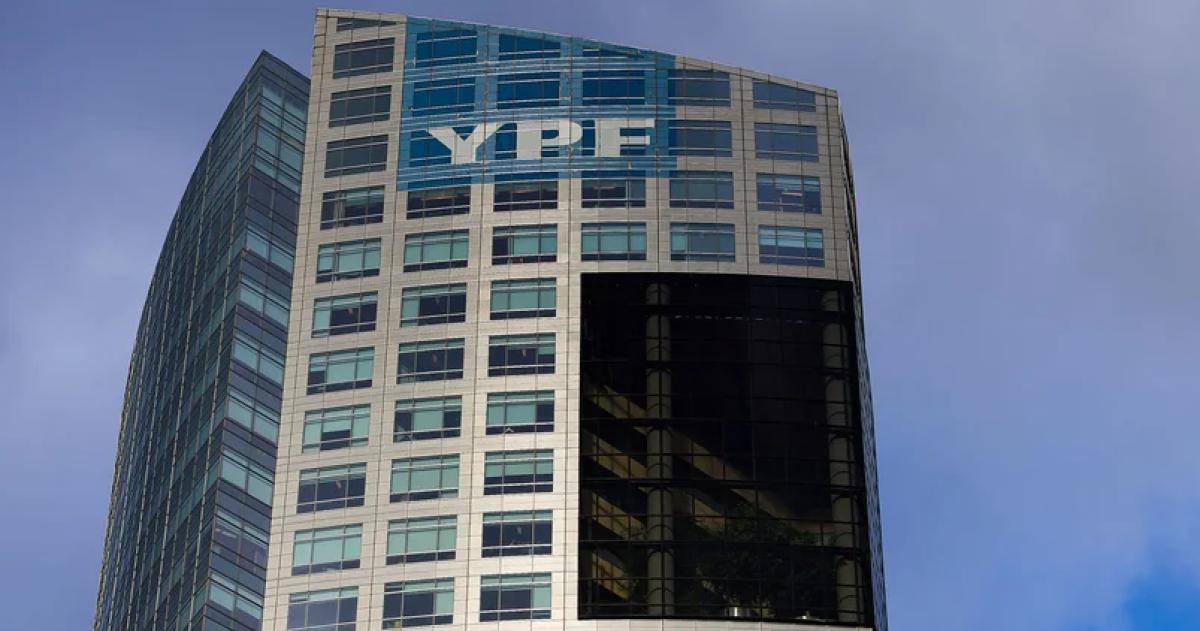 La Justicia de EEUU frenoacute el fallo que ordena entregar el 51-en-porciento- de las acciones de YPF