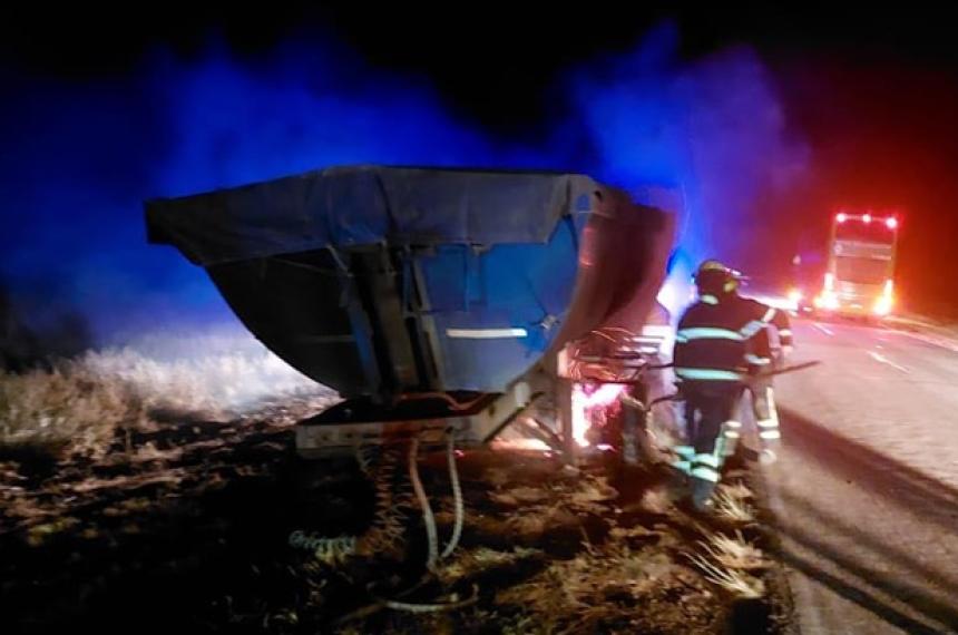 Un acoplado se incendioacute sobre la Ruta Nacional 143 