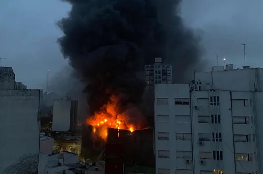Impactante incendio de un depoacutesito de electrodomeacutesticos en La Plata