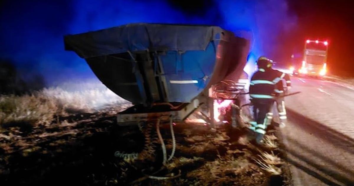 Un acoplado se incendioacute sobre la Ruta Nacional 143 