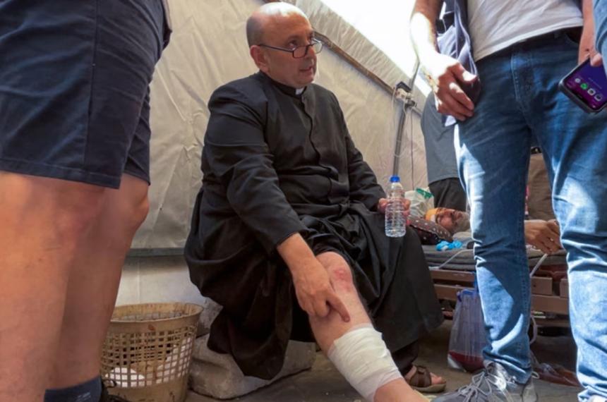 Israel bombardeoacute la iglesia catoacutelica de Gaza y fue herido el cura argentino Gabriel Romanelli