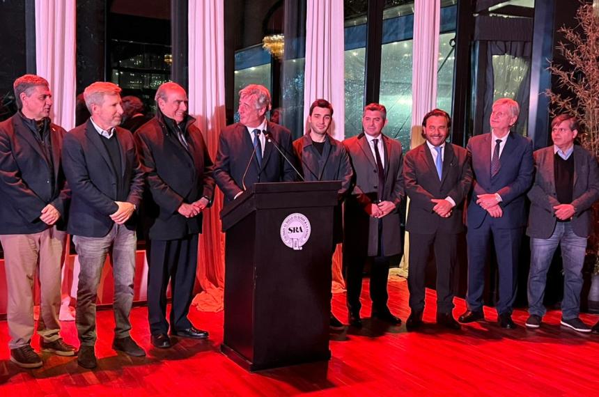 Ziliotto presente en el encuentro entre gobernadores y Nacioacuten en el cocktail de la Sociedad Rural