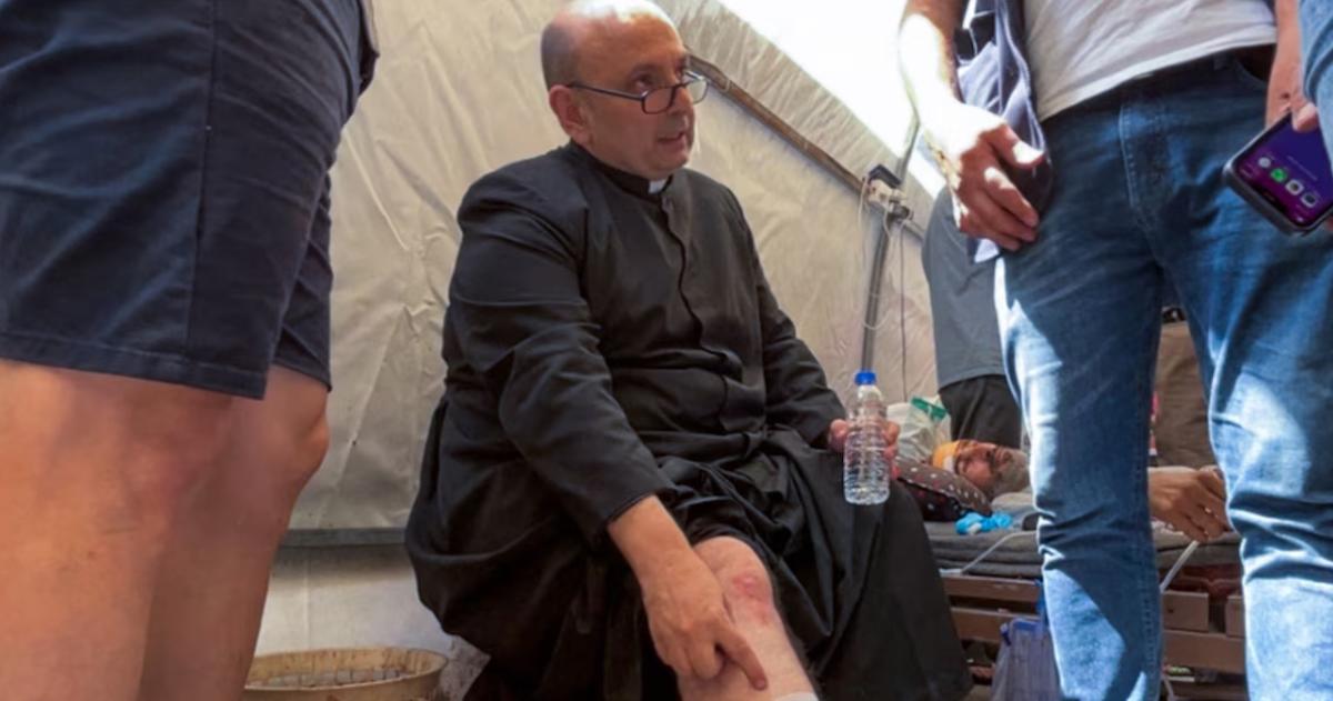 Israel bombardeoacute la iglesia catoacutelica de Gaza y fue herido el cura argentino Gabriel Romanelli