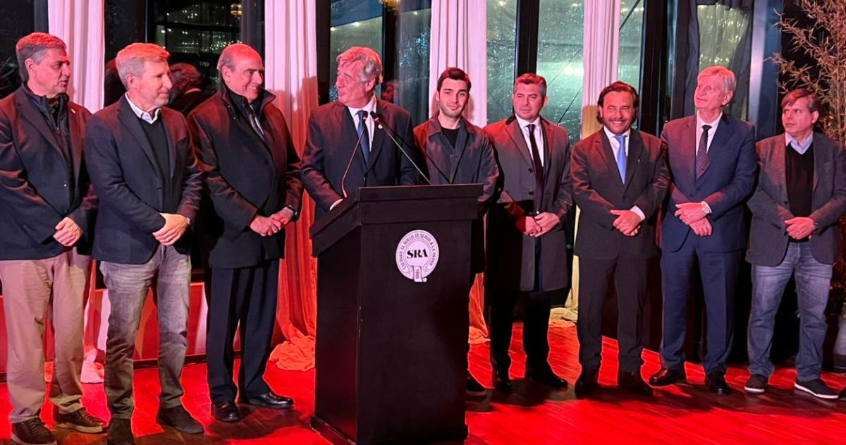 Ziliotto presente en el encuentro entre gobernadores y Nacioacuten en el cocktail de la Sociedad Rural