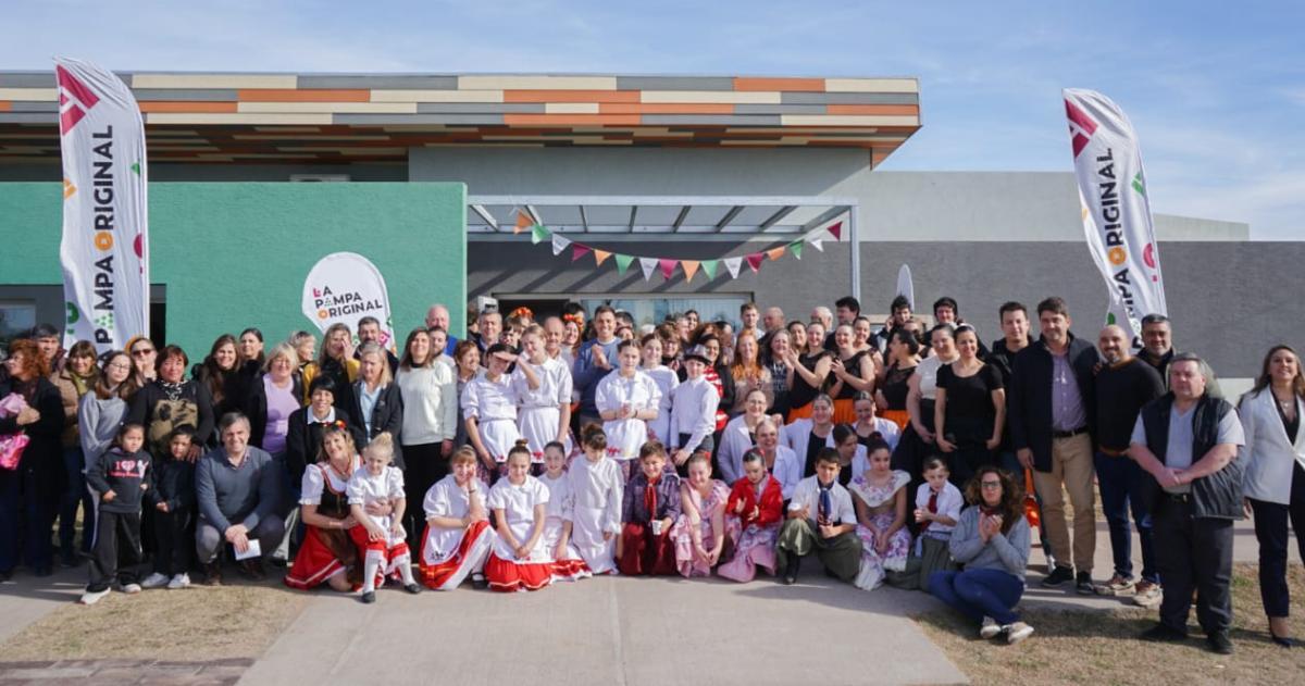 Entregaron mapas turiacutesticos y presentaron nuevos proyectos en Peruacute