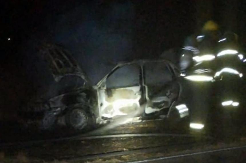 Un auto se Incendioacute por completo sobre la Ruta Provincial 102