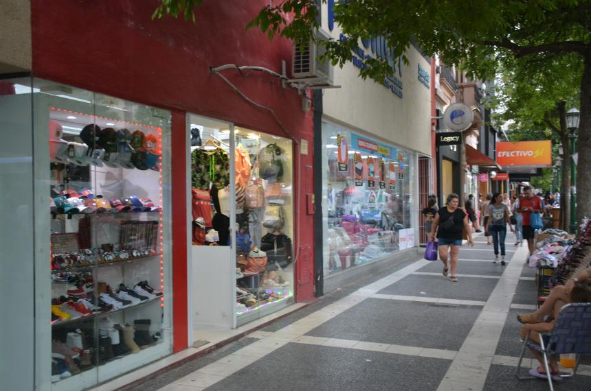 Crecen los cierres de comercios en las principales ciudades del paiacutes pero La Pampa resiste con ayuda estatal
