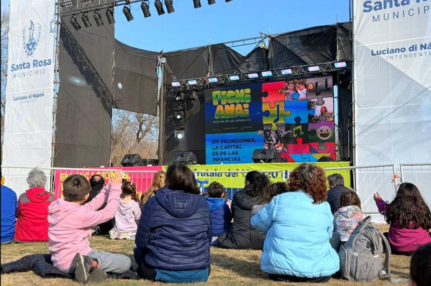Diacutea de la Amistad en la Laguna- Pequentildeo Pez cierra el festival Pichi Anai