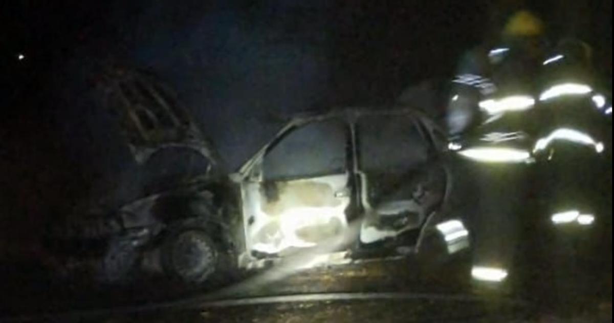 Un auto se Incendioacute por completo sobre la Ruta Provincial 102