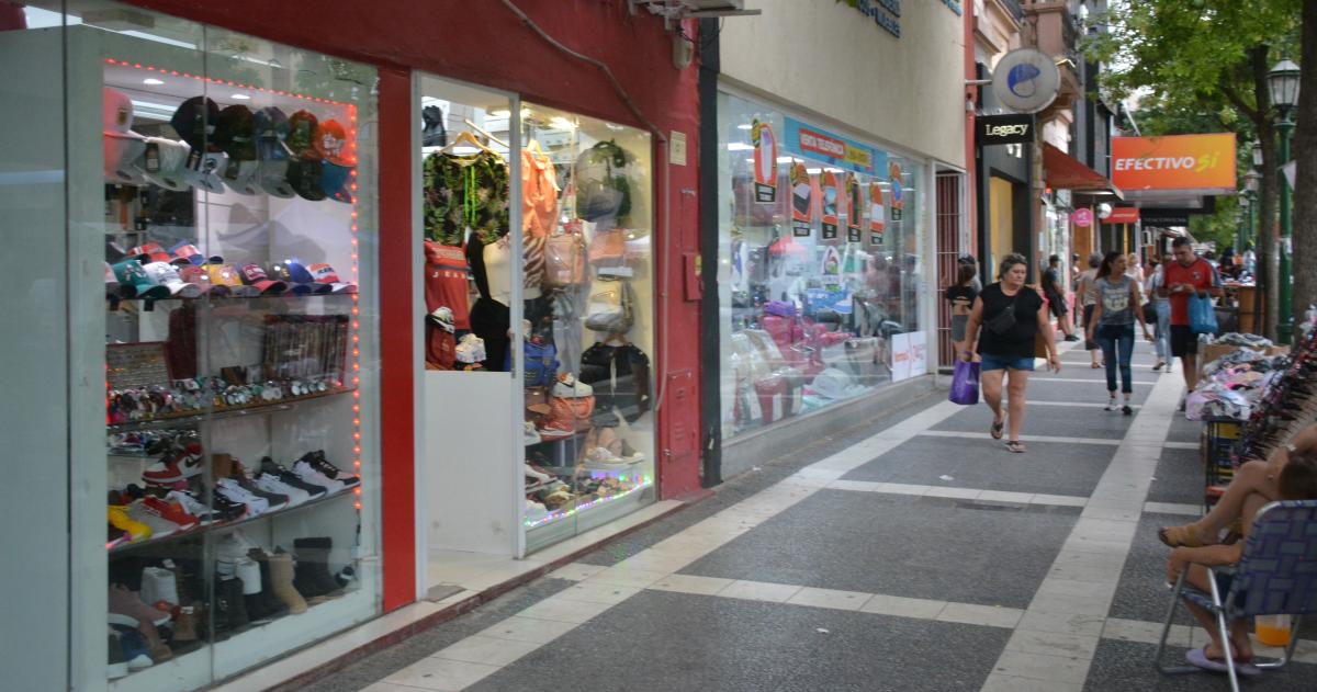Crecen los cierres de comercios en las principales ciudades del paiacutes pero La Pampa resiste con ayuda estatal