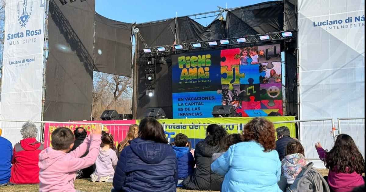 Diacutea de la Amistad en la Laguna- Pequentildeo Pez cierra el festival Pichi Anai