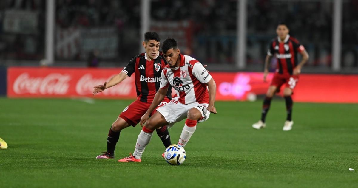 River Plate goleoacute 4-0 a Instituto y recuperoacute la cima de la Zona B del Clausura