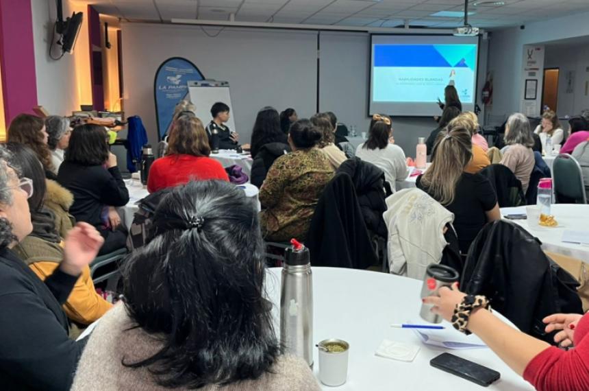 Dictaraacuten taller sobre autonomiacutea financiera para mujeres y diversidades