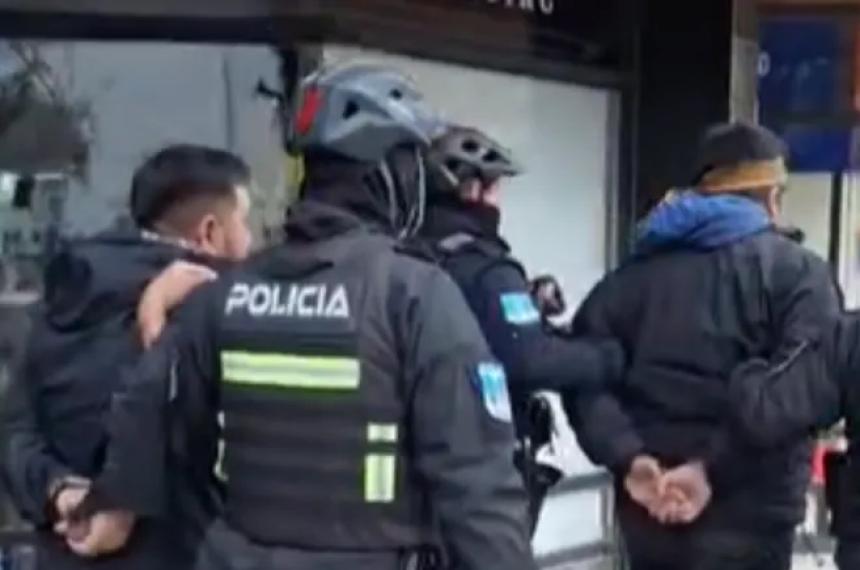 Neuqueacuten- desalojaron a un grupo de mapuches que protestaba encadenado y con caballos frente a la gobernacioacuten