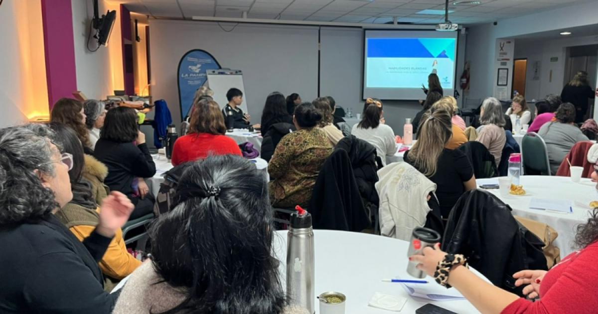 Dictaraacuten taller sobre autonomiacutea financiera para mujeres y diversidades