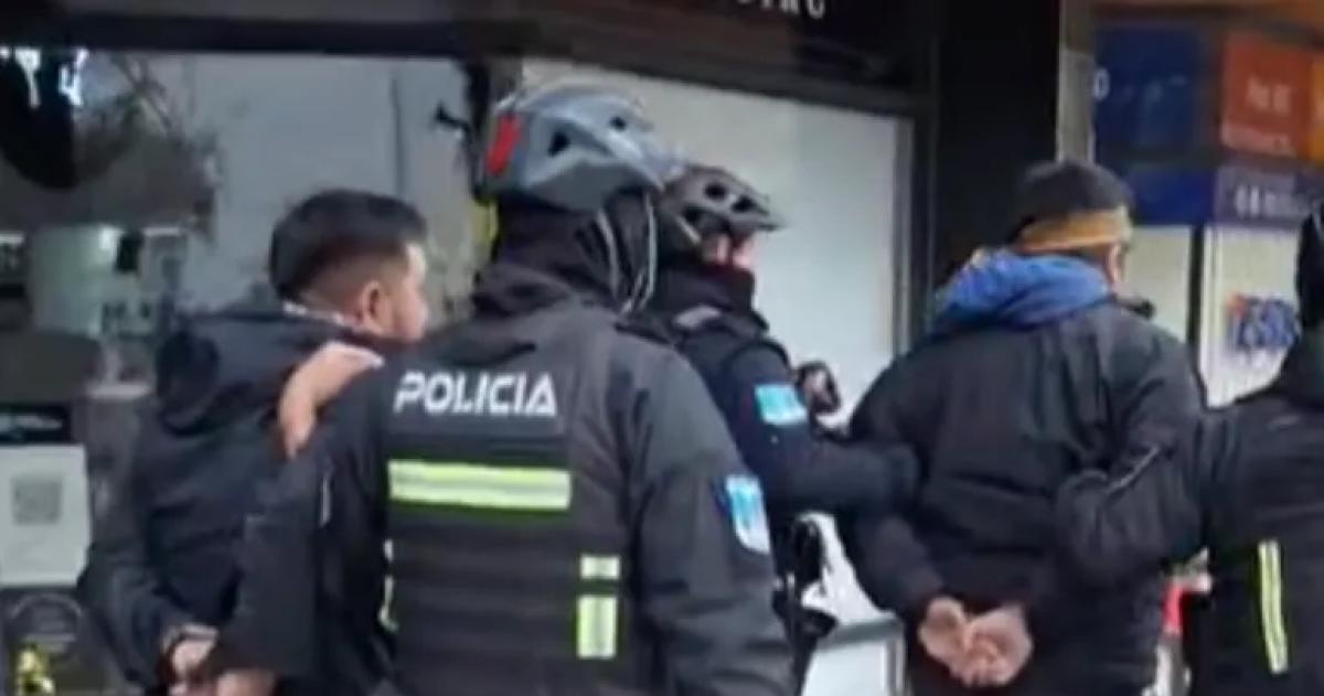 Neuqueacuten- desalojaron a un grupo de mapuches que protestaba encadenado y con caballos frente a la gobernacioacuten