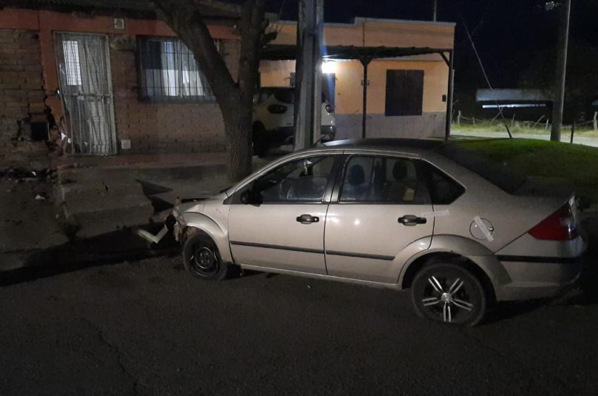 Una mujer con 214 de alcohol en sangre chocoacute contra una casa y se metioacute adentro 