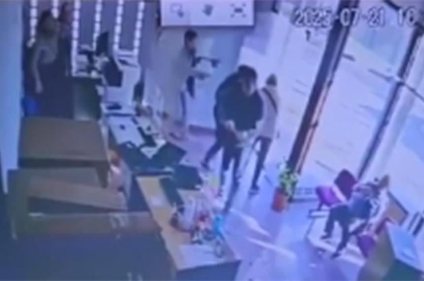 Un desquiciado capiacutetulo de Relatos Salvajes- entroacute con un pico a una oficina y destrozoacute todo