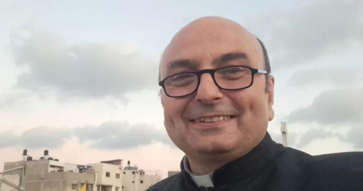 El sacerdote argentino en Gaza advirtioacute que hay 2 millones de personas esperando por comida