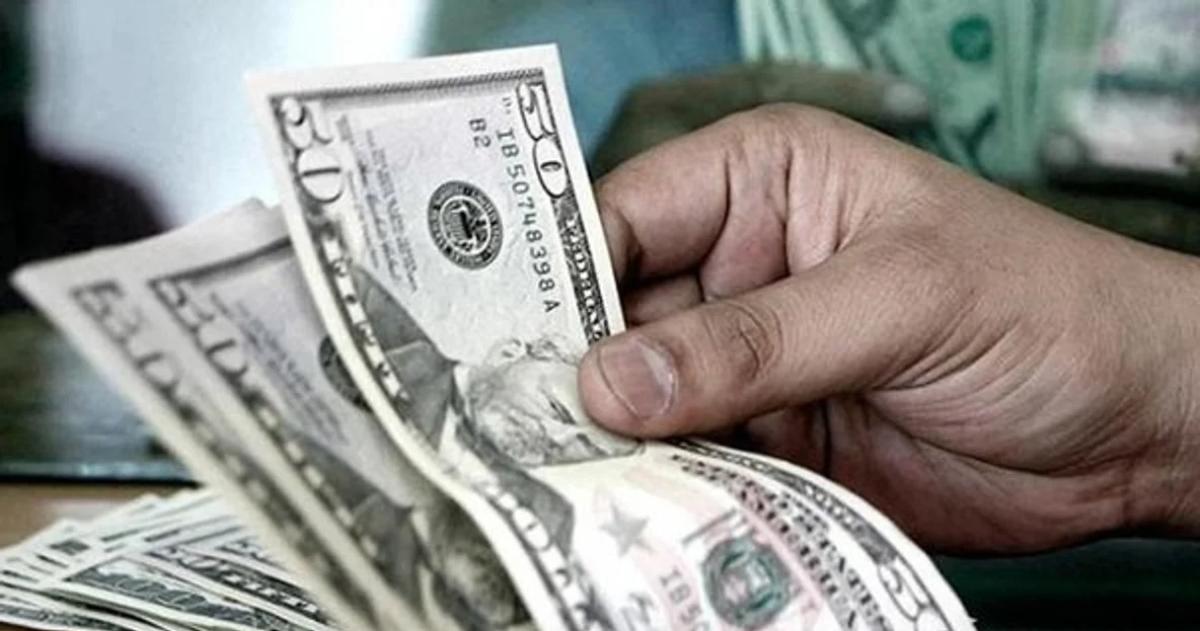 El doacutelar abre en alza y el blue supera los 1300 pesos