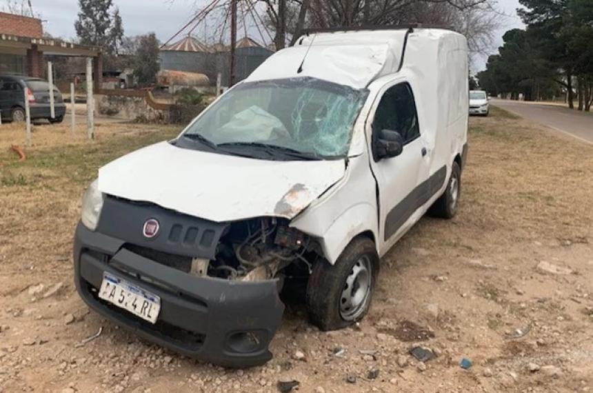 Choque y vuelco en el acceso a Parera