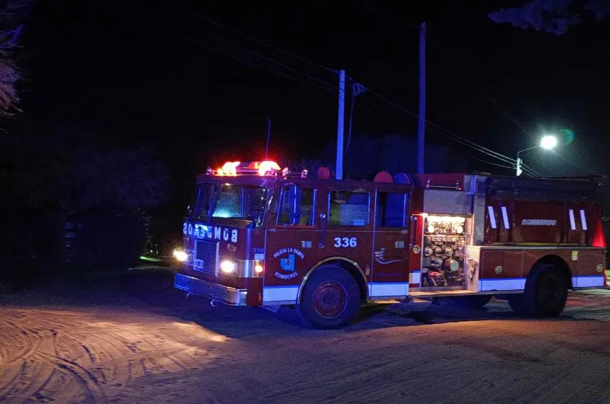 Un conocido quemacoches incendioacute una camioneta en zona norte
