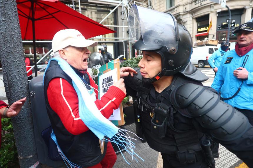 Tensioacuten con la Policiacutea y desplazamiento hacia Plaza de Mayo en la marcha de los jubilados