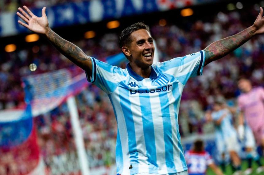 Almendra busca su salida- Racing resiste ante el intereacutes de Veacutelez