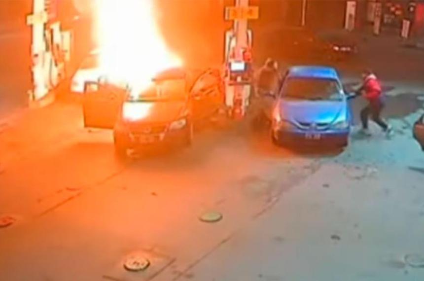 Un error fatal- le cargaron gasoil intentaron arreglarlo y terminaron incendiando el auto