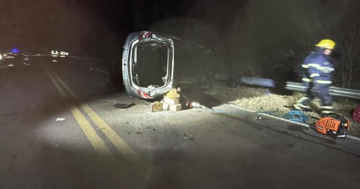 Cinco personas quedaron atrapadas tras un vuelco en la Ruta 35