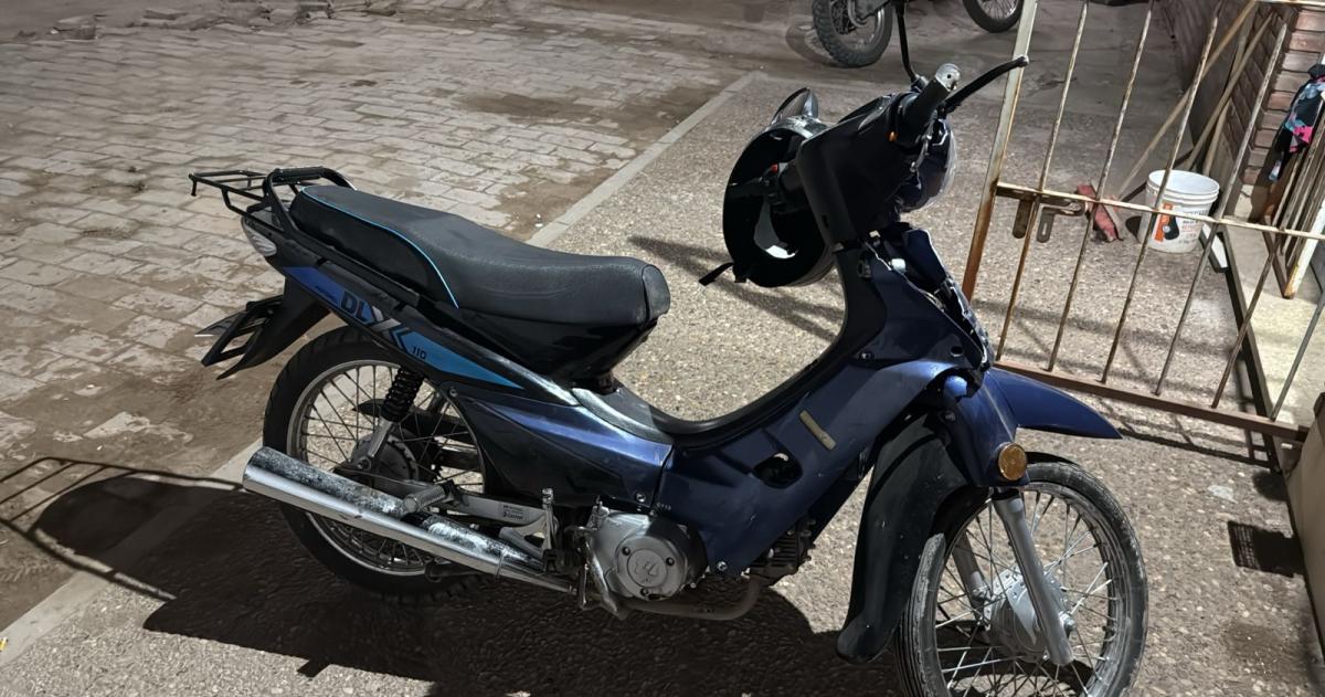 Robaron una moto la abandonaron y huyeron de la policiacutea a pie