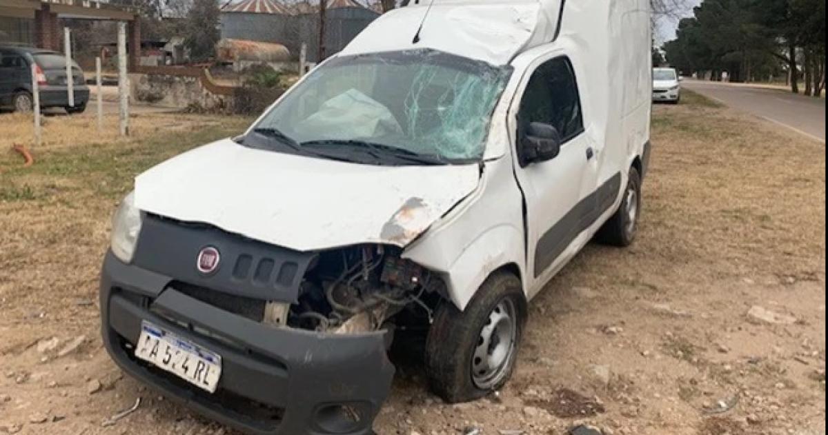 Choque y vuelco en el acceso a Parera