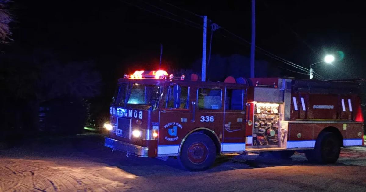 Un conocido quemacoches incendioacute una camioneta en zona norte