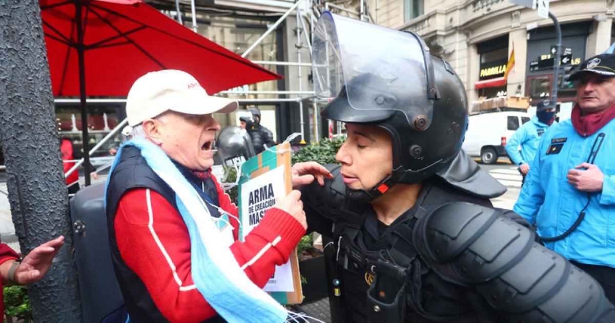 Tensioacuten con la Policiacutea y desplazamiento hacia Plaza de Mayo en la marcha de los jubilados