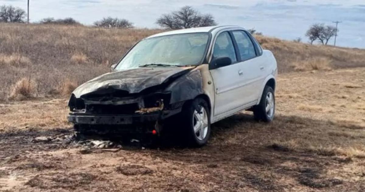 Sacoacute el auto del concesionario y se le incendioacute sobre la Ruta Provincial 10