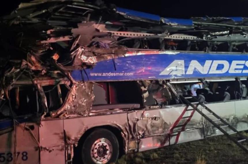 Choque fatal entre un camioacuten y un micro en Santa Cruz- cuatro muertos