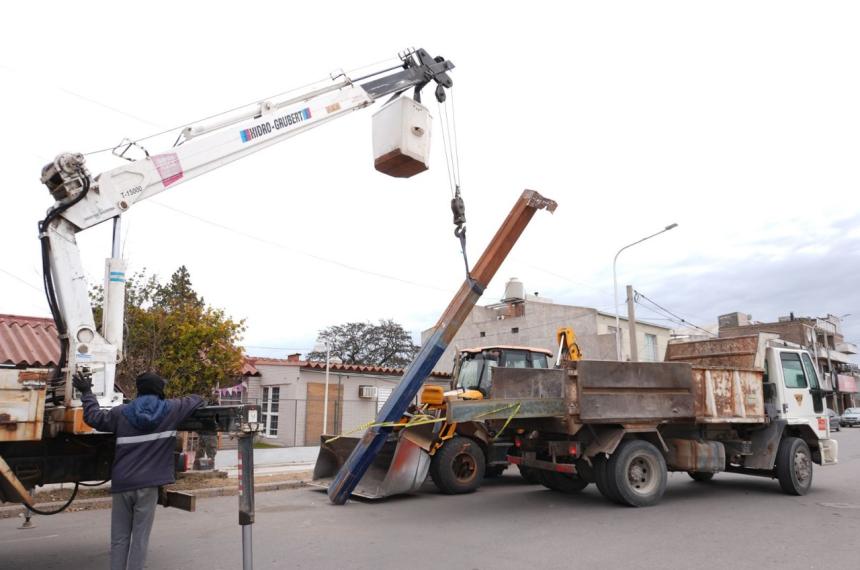 Santa Rosa- retiran carteles comerciales en mal estado por seguridad